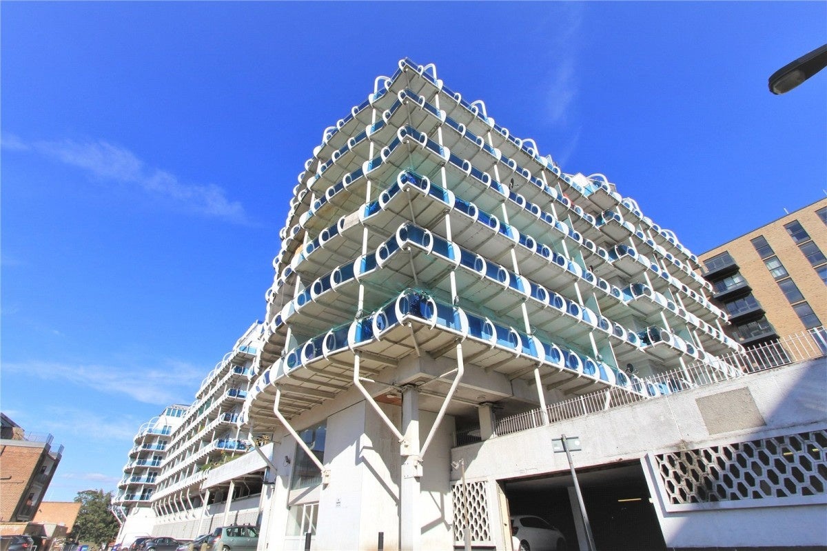 Flat Lyon Road in Greater London