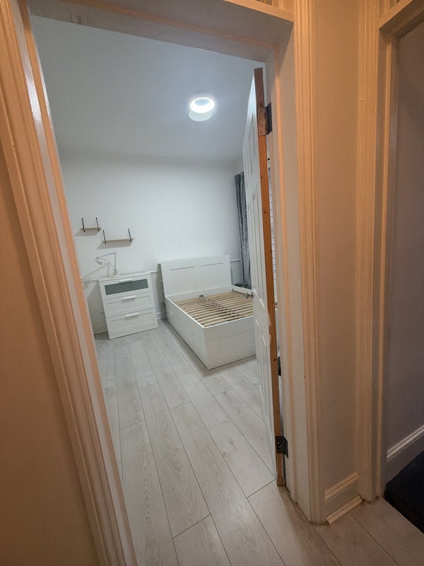 Room Bury Road in Greater London