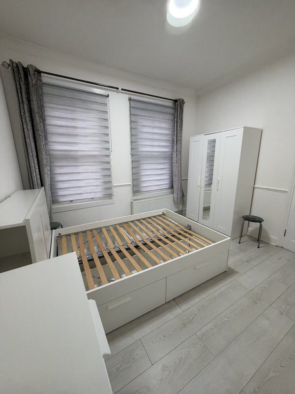 Room Bury Road in Greater London