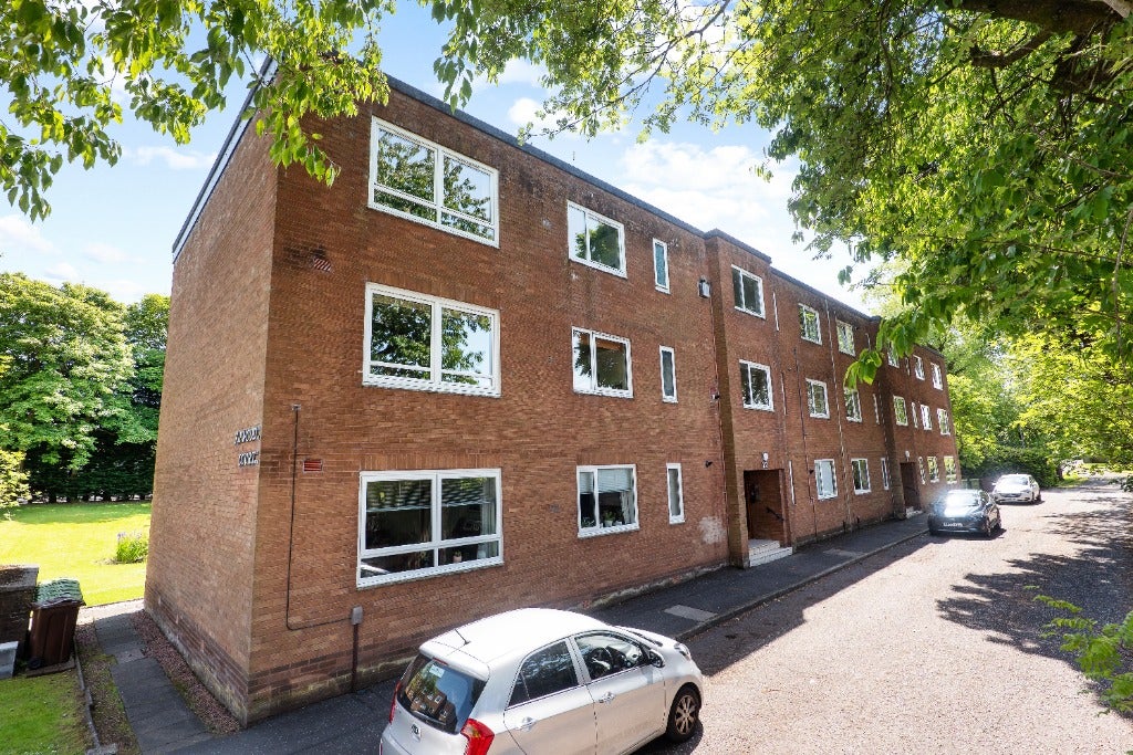 Flat Firwood Court in Newton Mearns