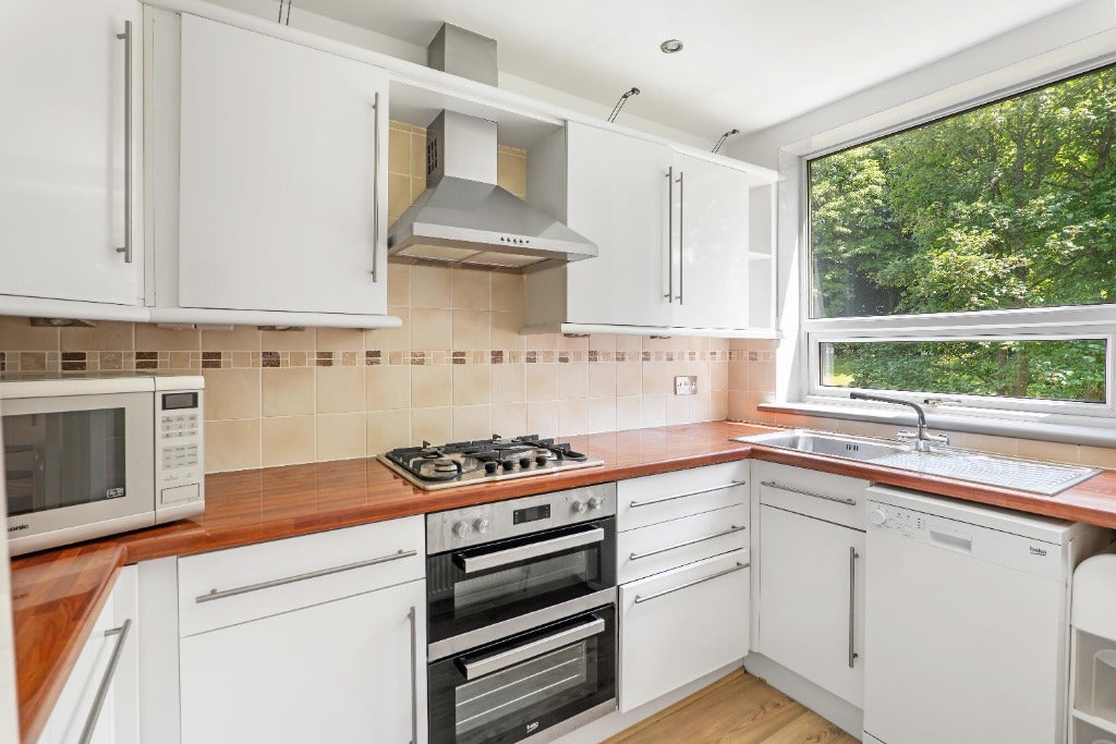 Flat Firwood Court in Newton Mearns