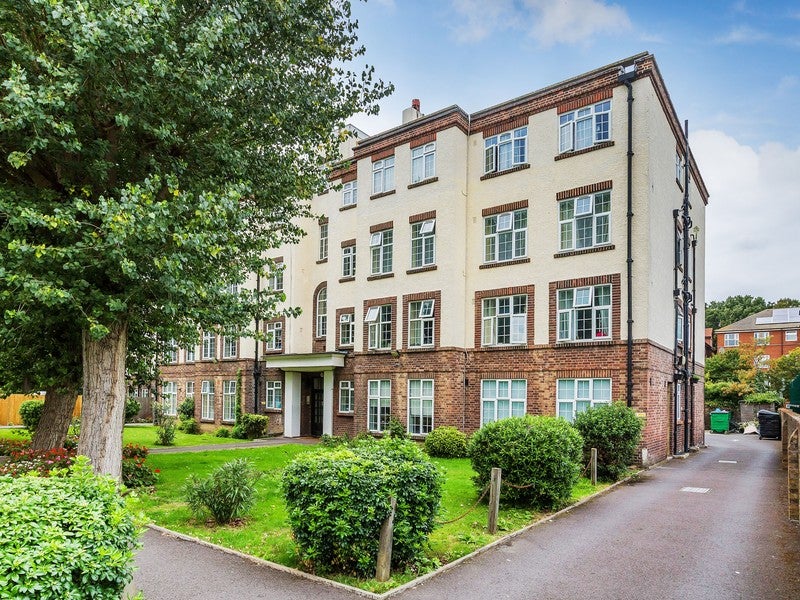 Flat St James's Road in Greater London