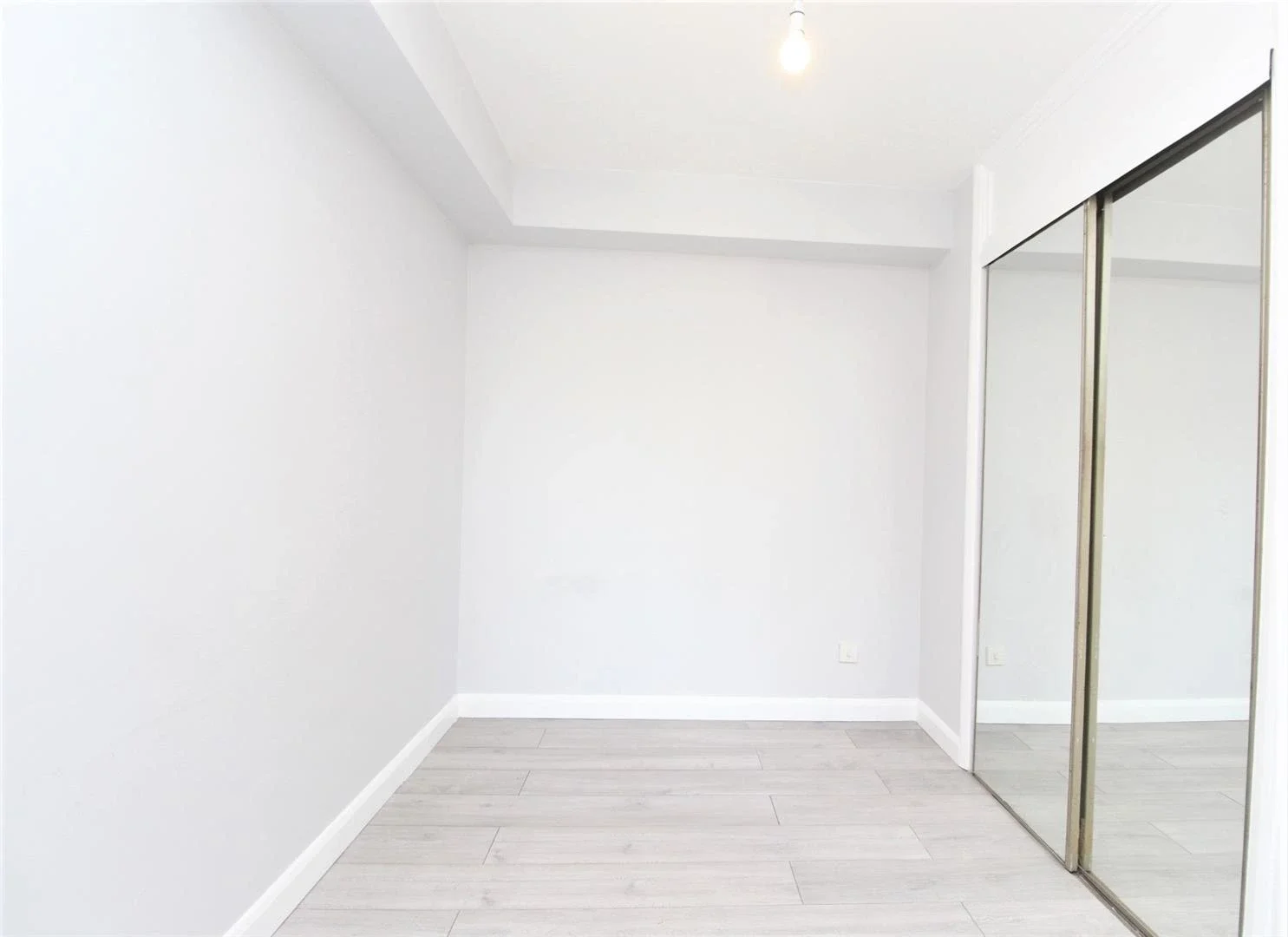 Flat Plowman Close in Greater London
