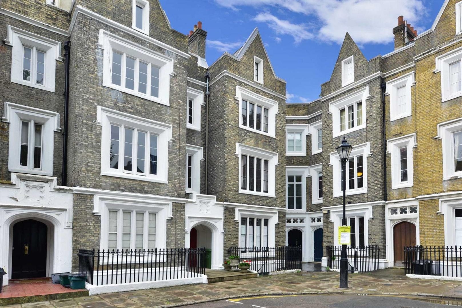 Flat Lonsdale Square in Greater London