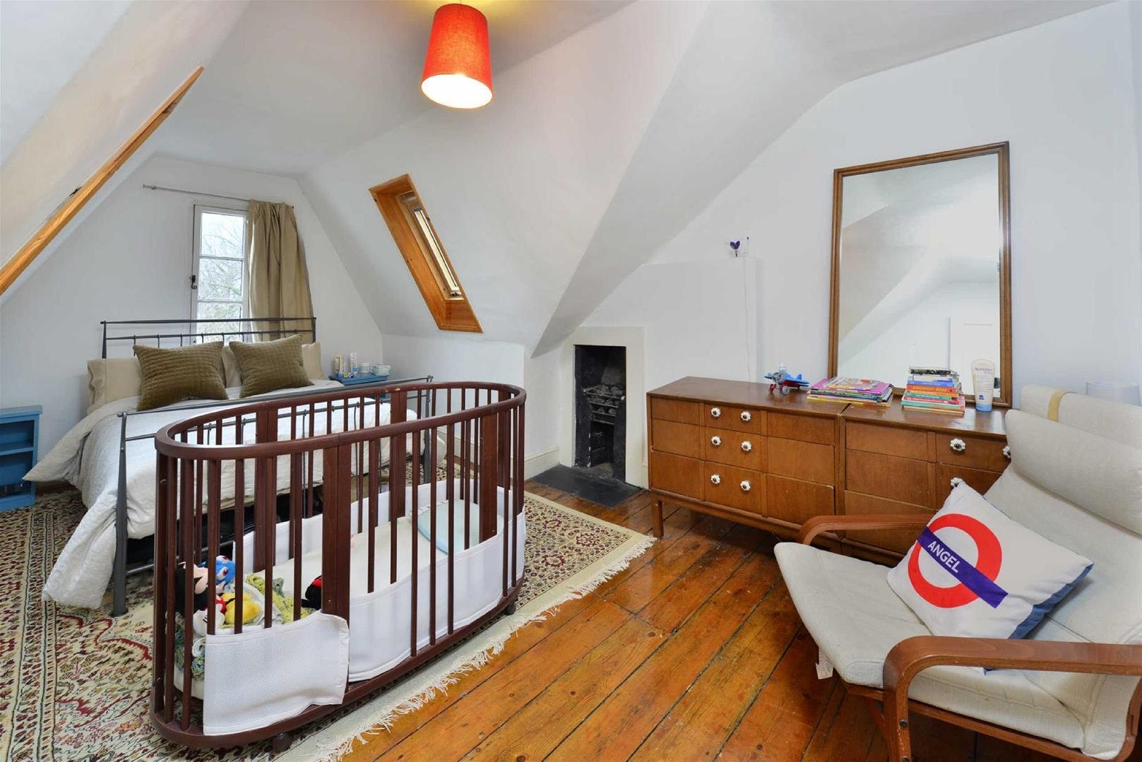 Flat Lonsdale Square in Greater London