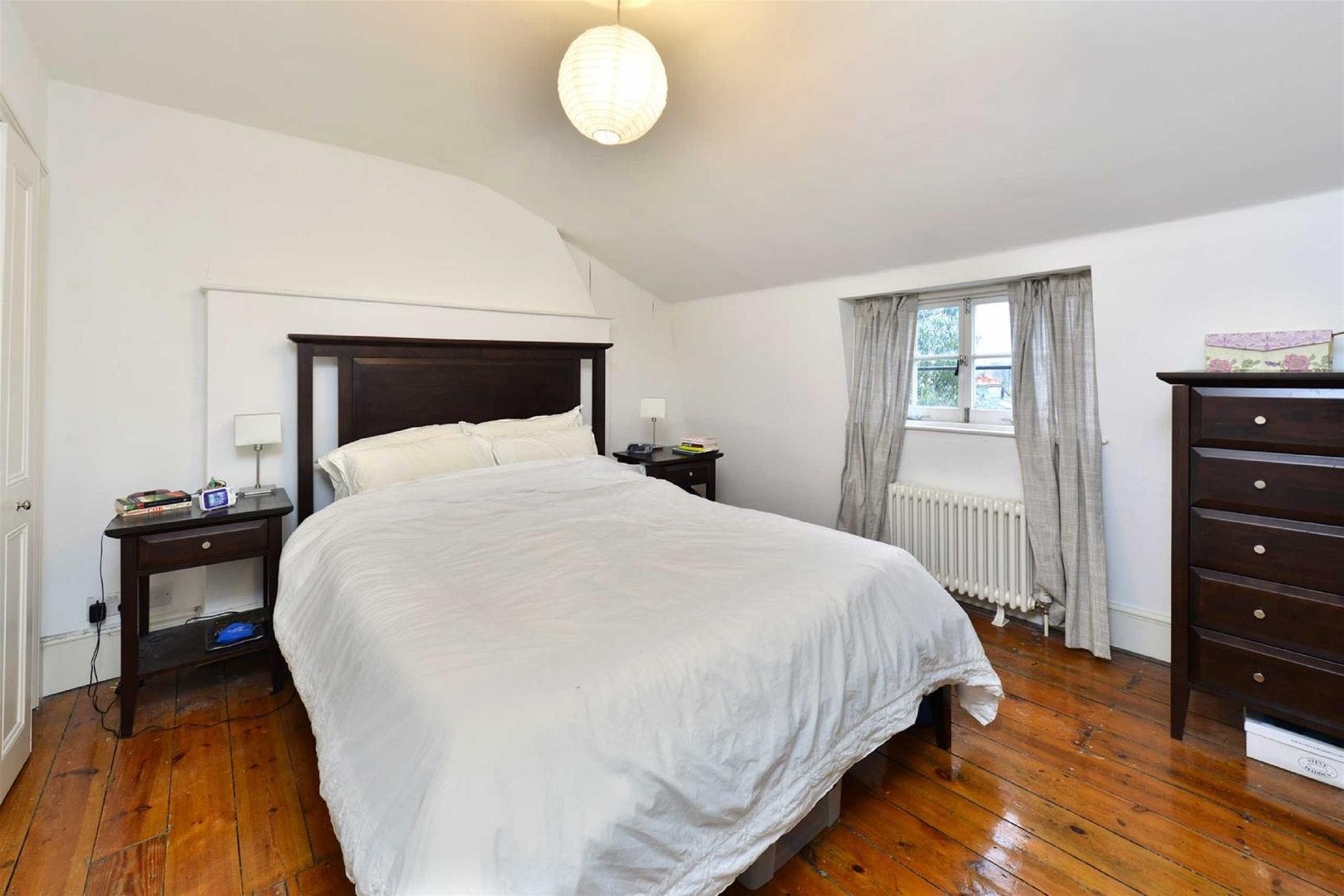 Flat Lonsdale Square in Greater London