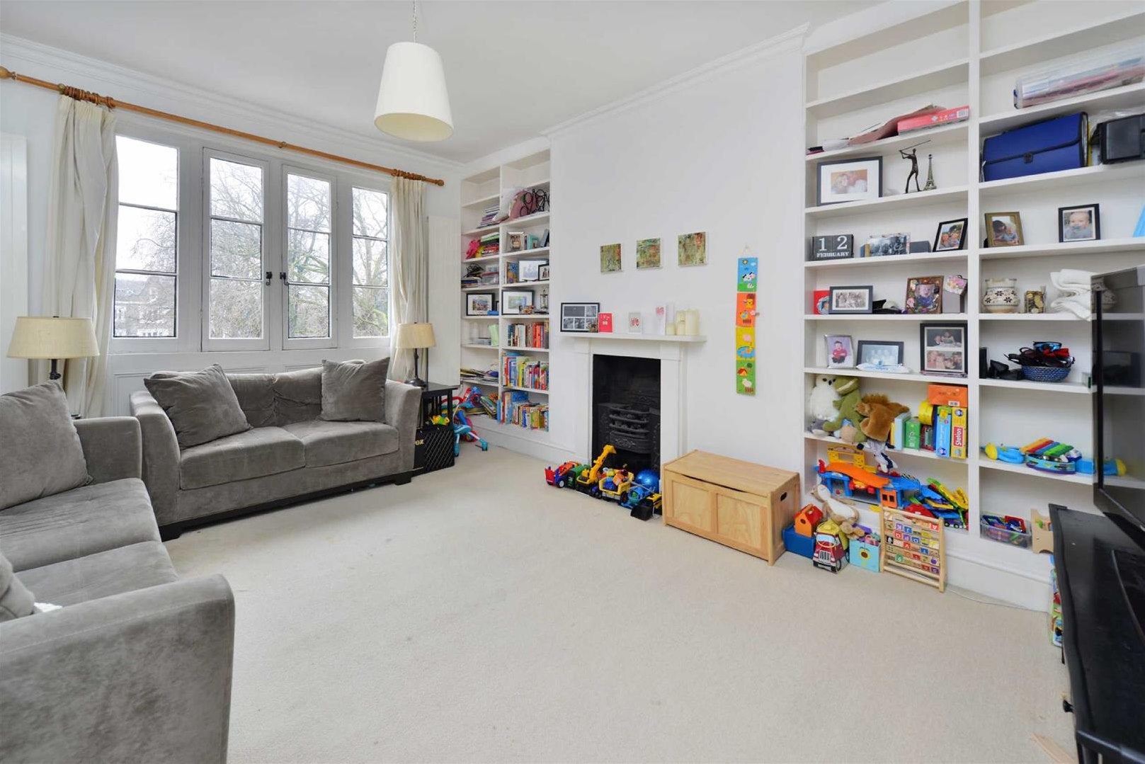 Flat Lonsdale Square in Greater London