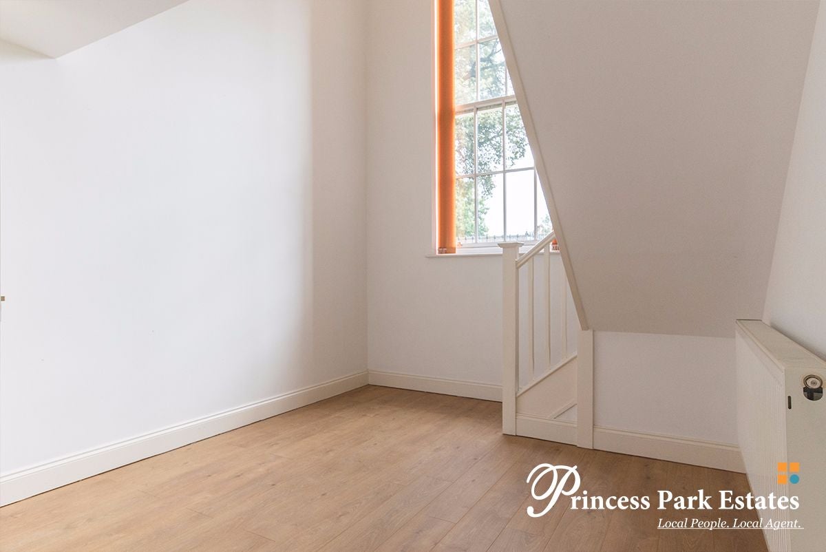 Flat Princess Park Manor in Greater London