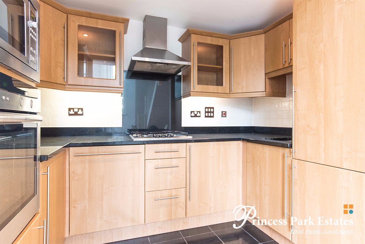 Flat Princess Park Manor in Greater London
