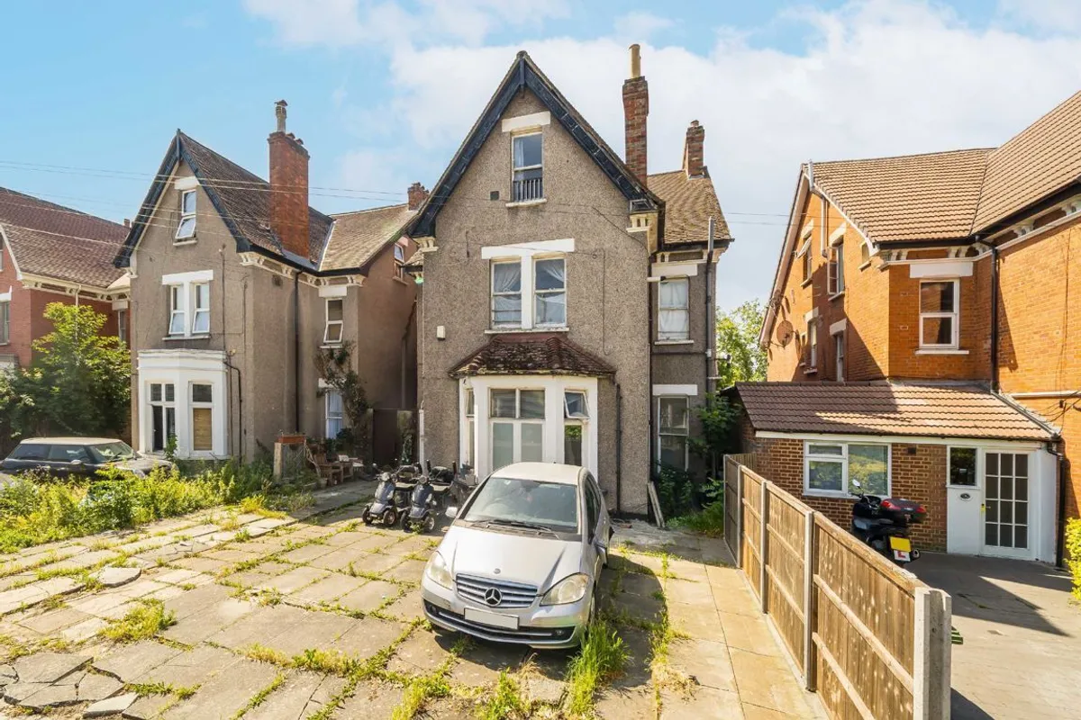 Flat Gleneldon Road in Greater London