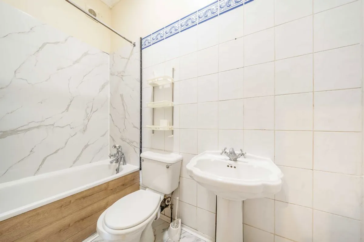 Flat Gleneldon Road in Greater London