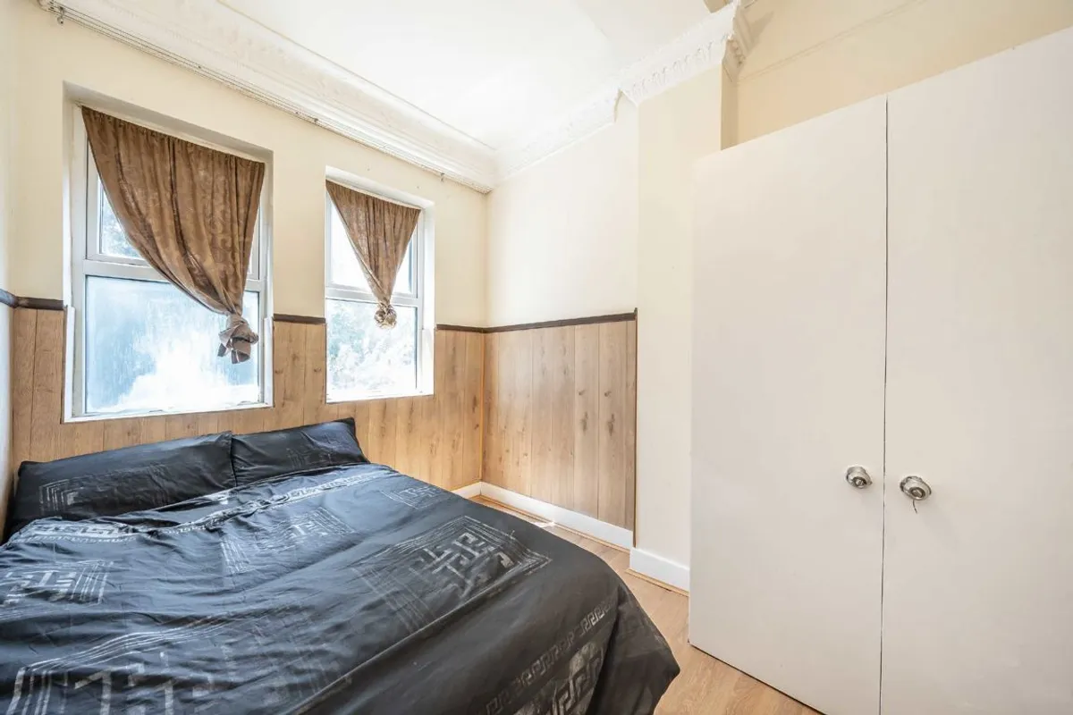 Flat Gleneldon Road in Greater London