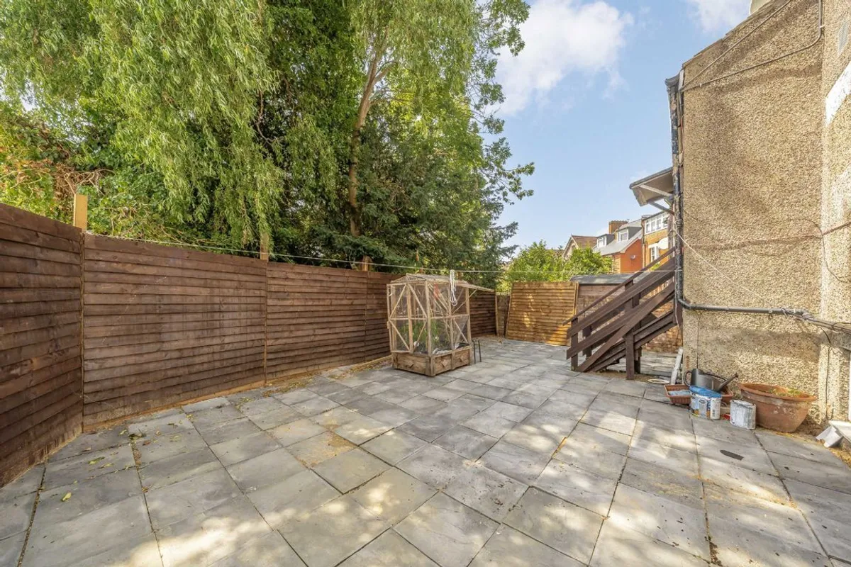 Flat Gleneldon Road in Greater London