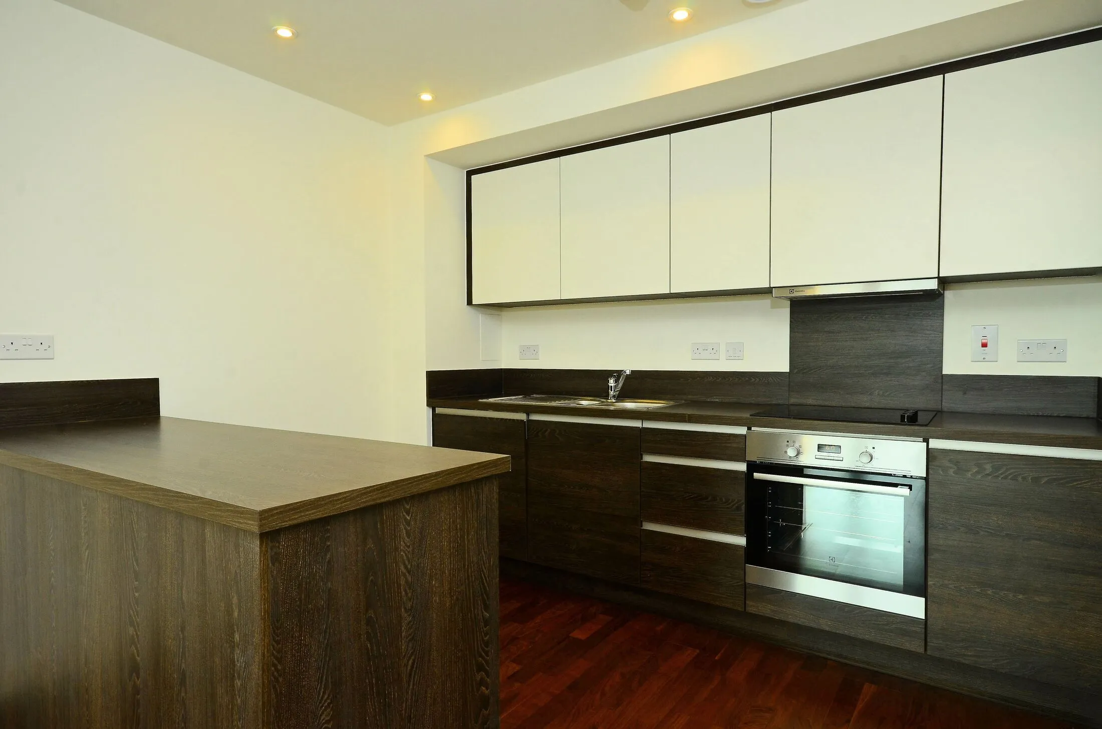 Flat Osiers Road in Greater London