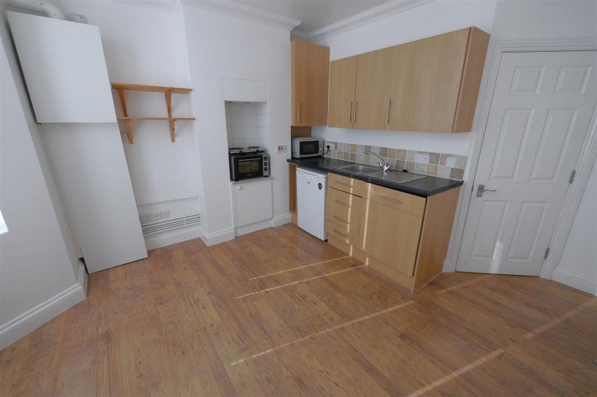 Flat Clifton Road in Worthing