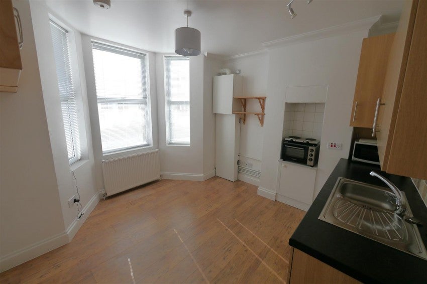 Flat Clifton Road in Worthing