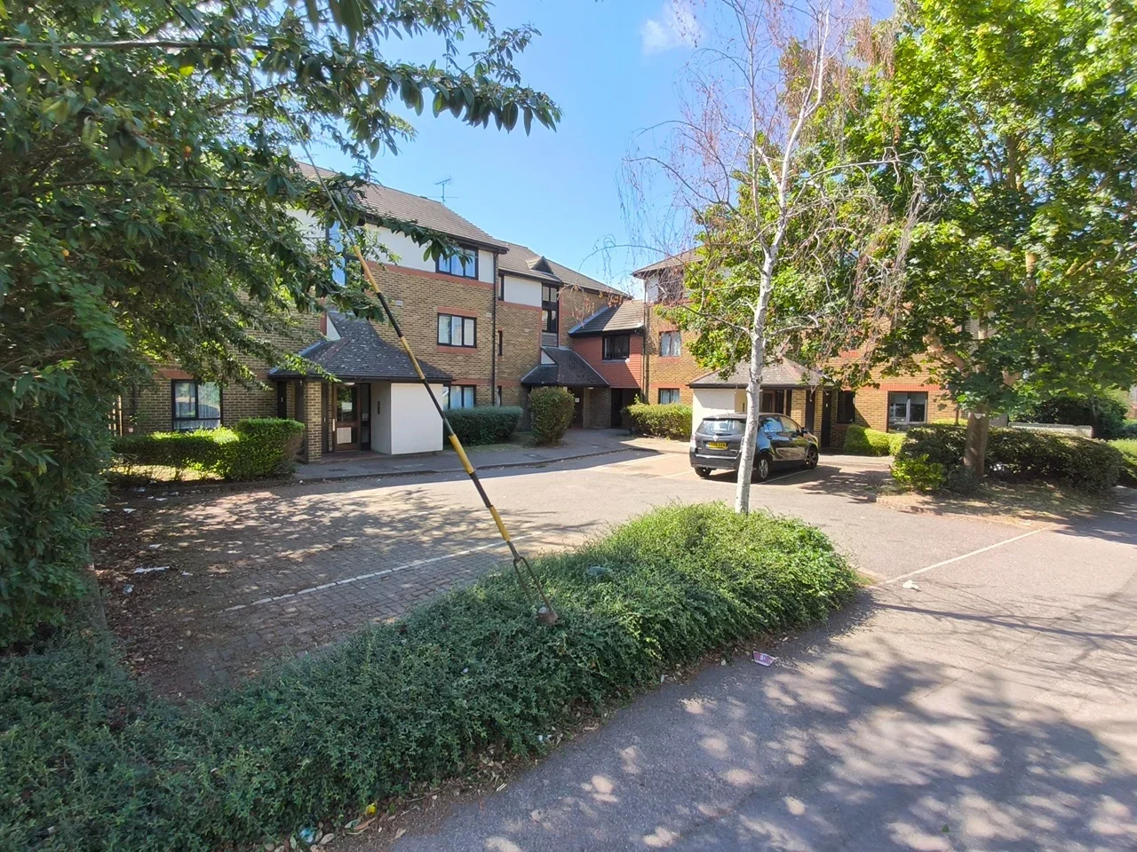 Flat Maple Court in Dartford