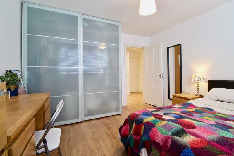 Room Surrey Lane in Greater London