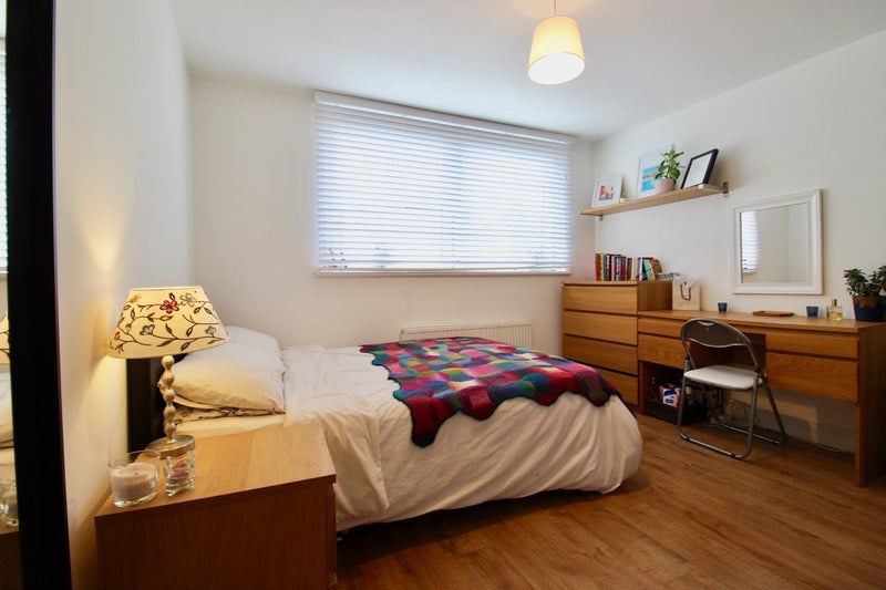 Room Surrey Lane in Greater London