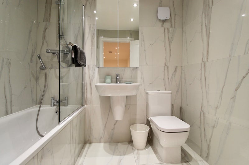 Room Surrey Lane in Greater London