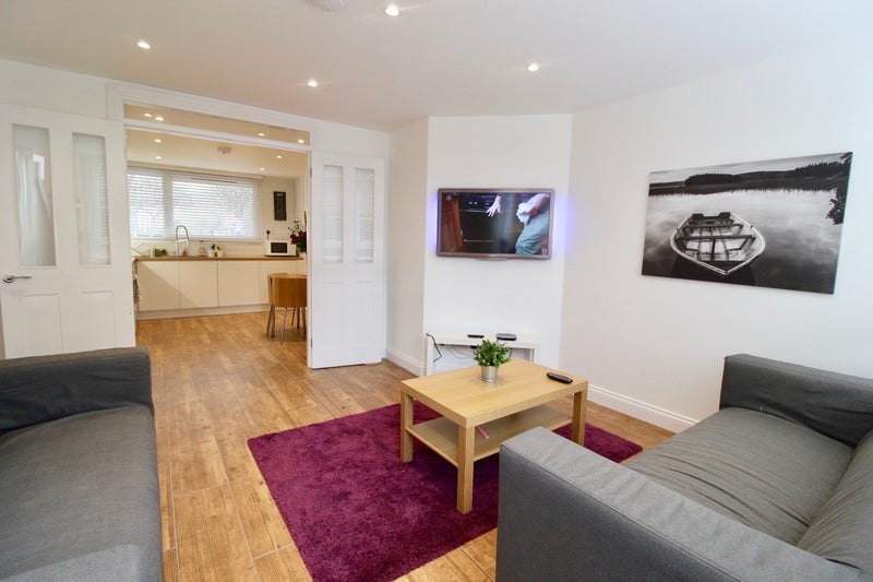 Room Surrey Lane in Greater London