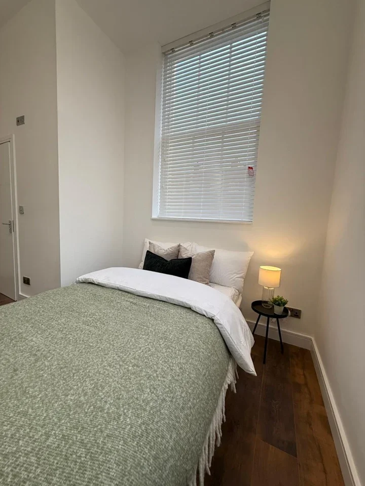 Room Beethoven Street in City of Westminster