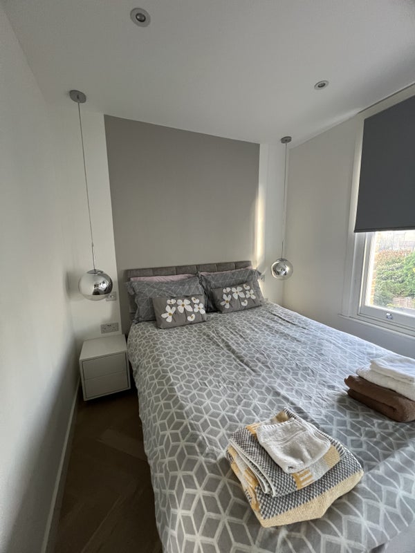 Flat Moore Park Road in Greater London