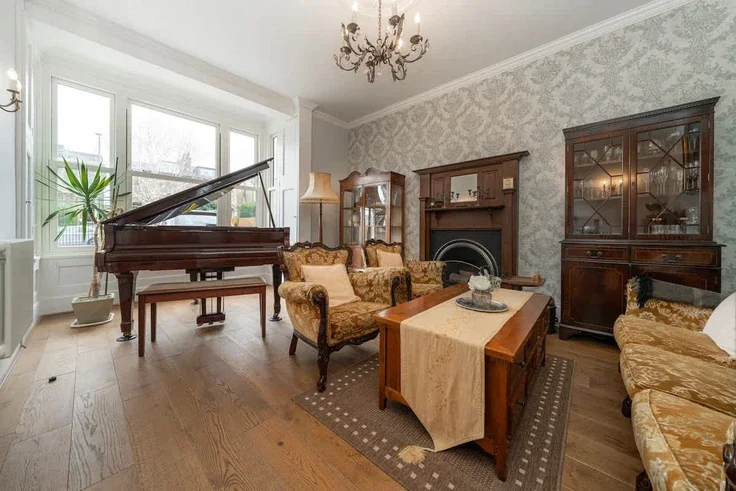 House Stanley Road in Greater London