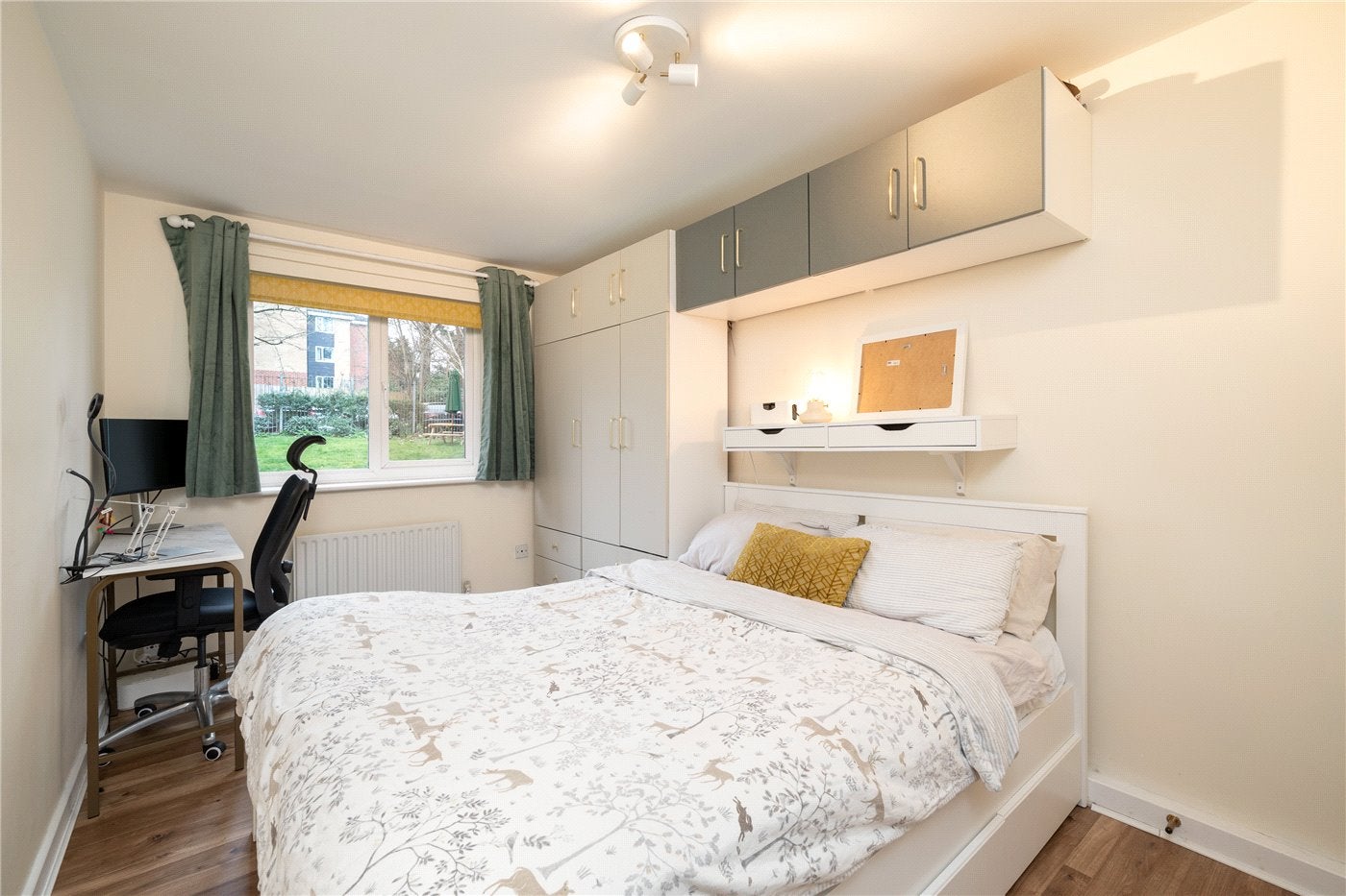 Flat Cortis Road in Greater London