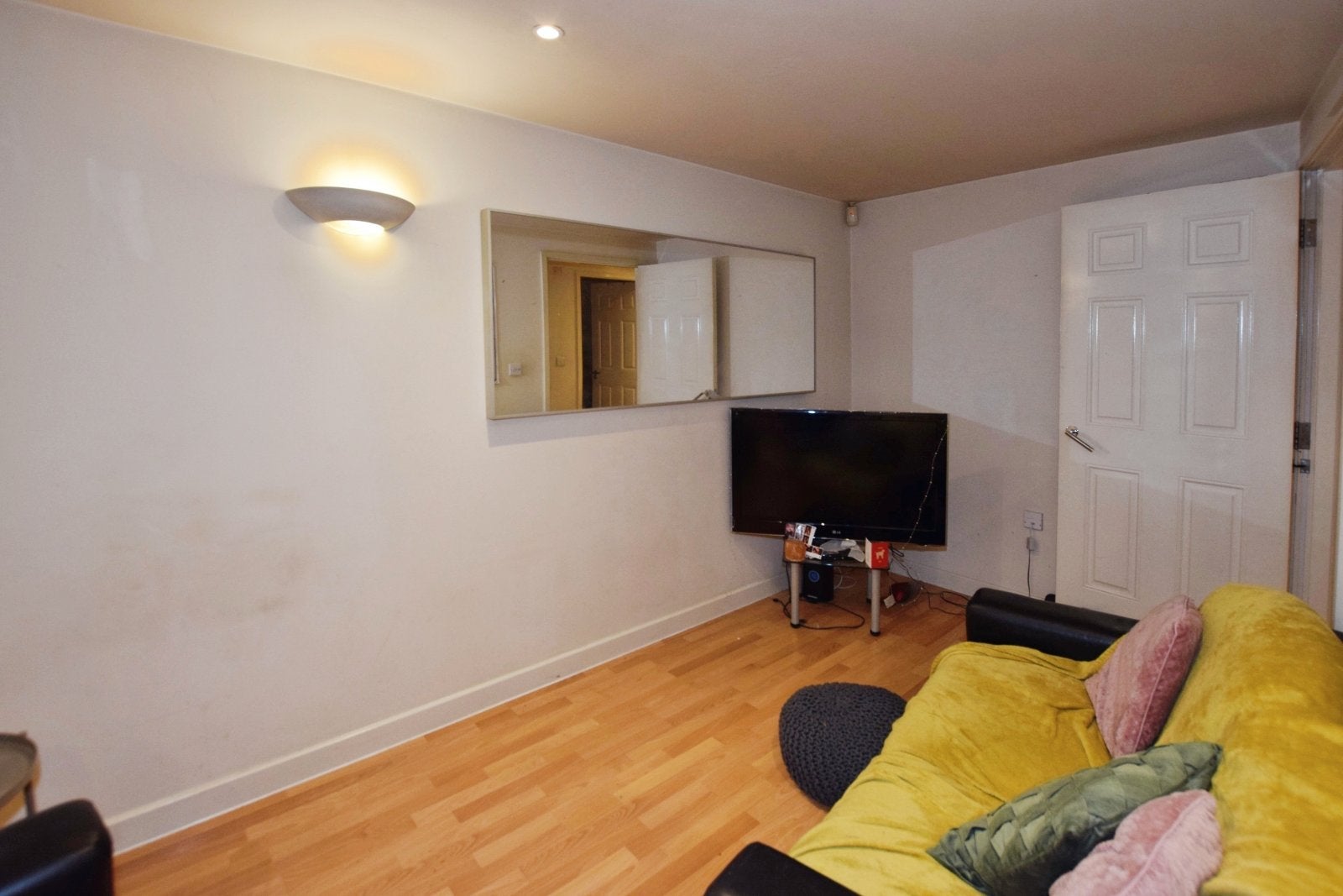 Flat Wilton Place in Salford