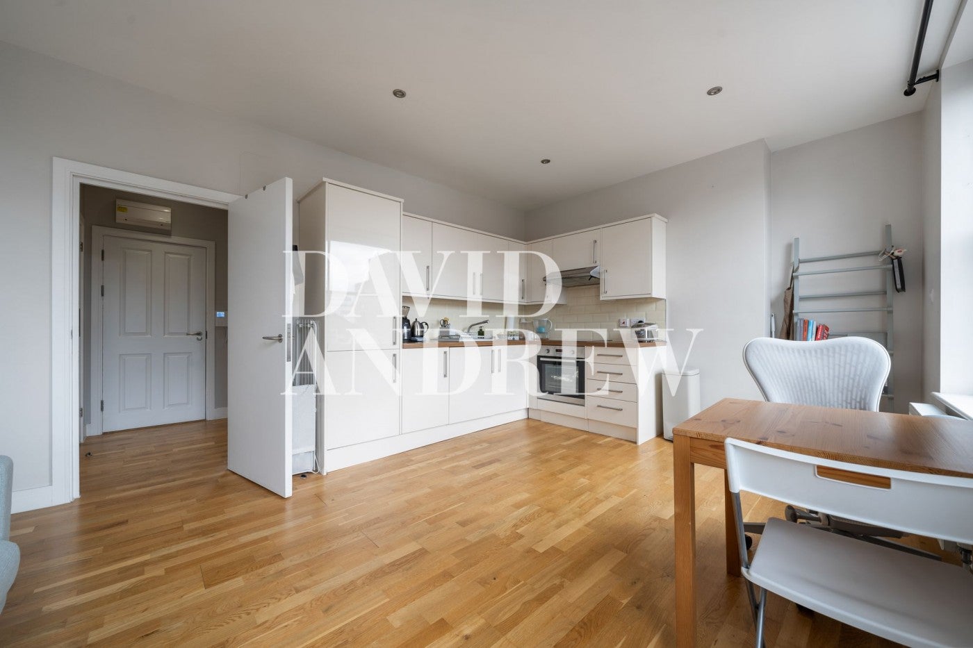 Flat Upper Street in Greater London