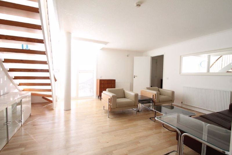 Flat Queen of Denmark Court in Greater London