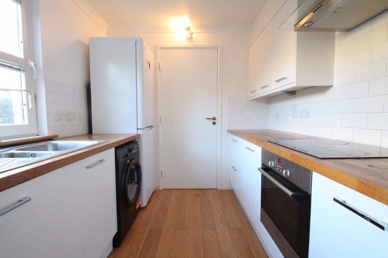 Flat Queen of Denmark Court in Greater London