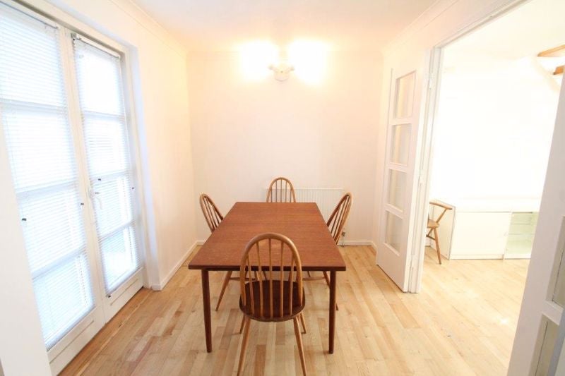 Flat Queen of Denmark Court in Greater London
