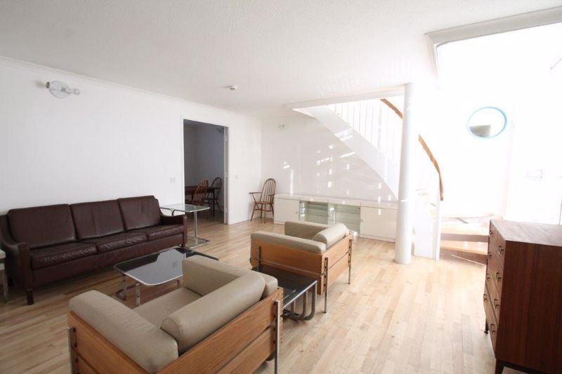 Flat Queen of Denmark Court in Greater London