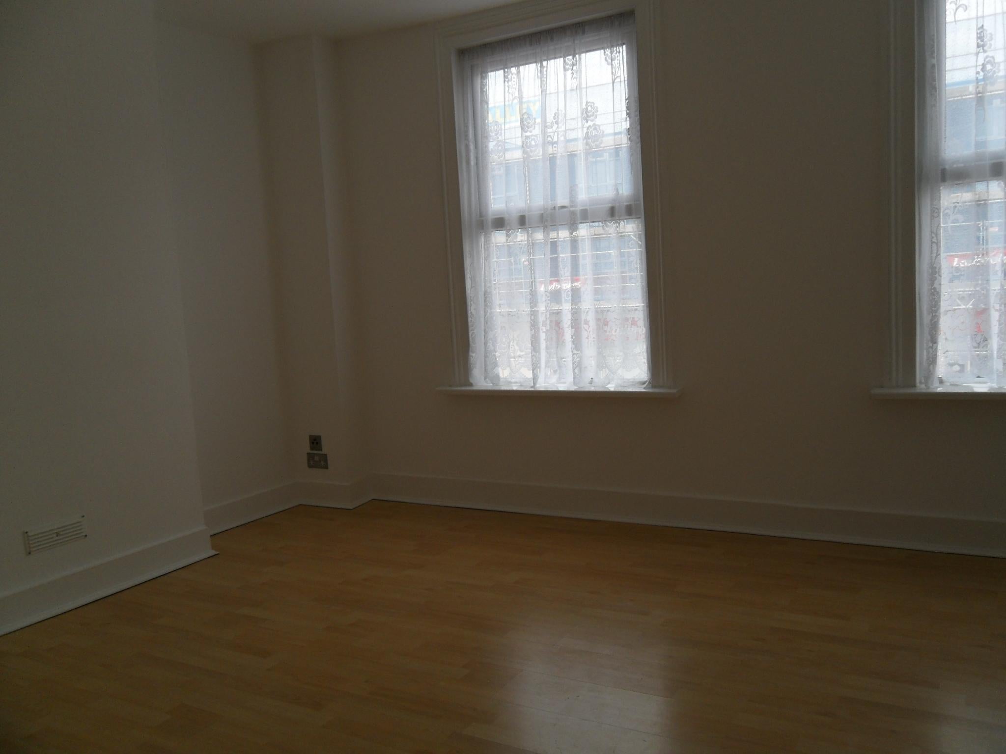 Flat Barking Road in Greater London