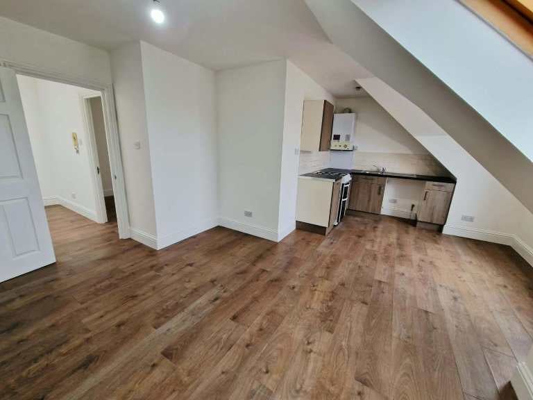 Flat Norbury Court Road in Greater London