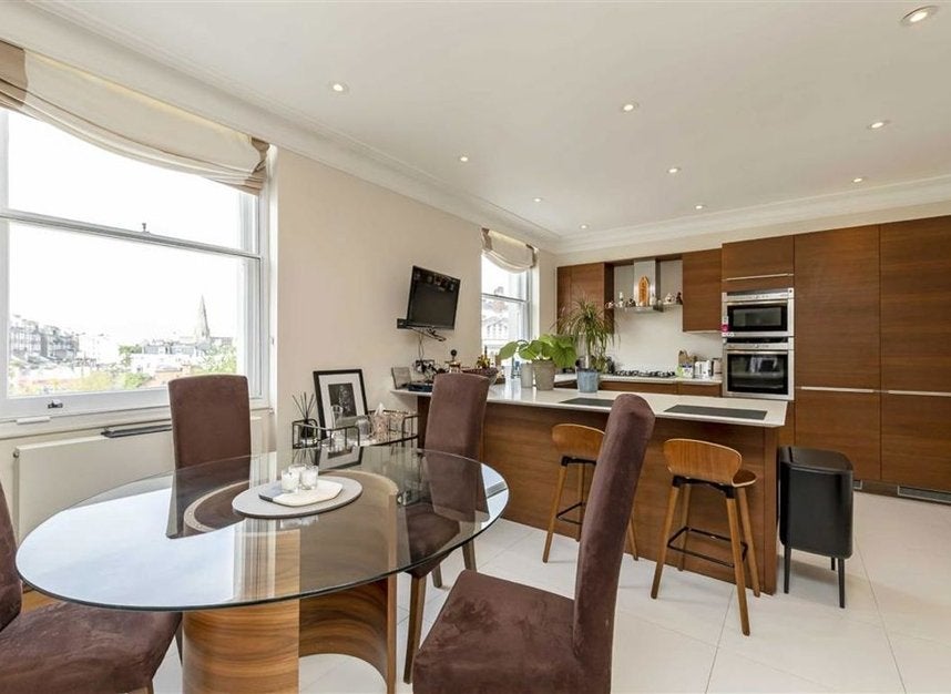 Flat Gloucester Road in Greater London