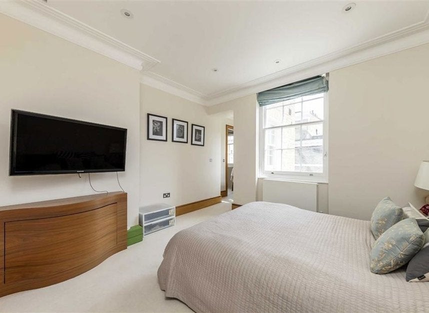 Flat Gloucester Road in Greater London