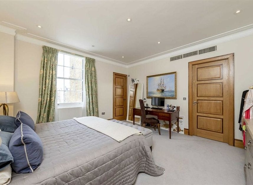 Flat Gloucester Road in Greater London