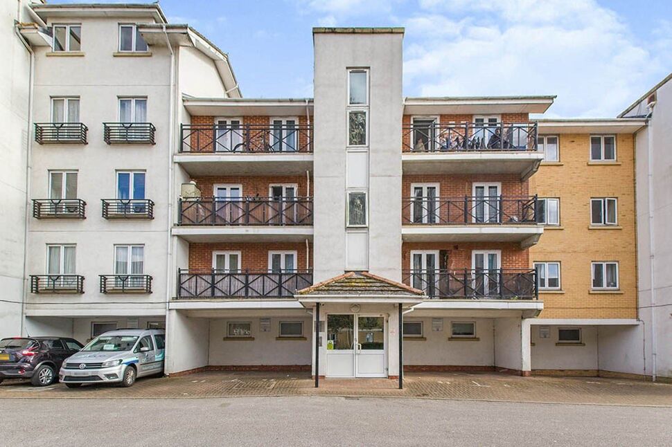Flat Chantry Close in Greater London