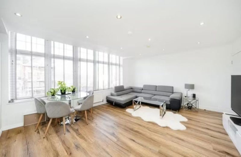 Flat Colney Hatch Lane in Greater London