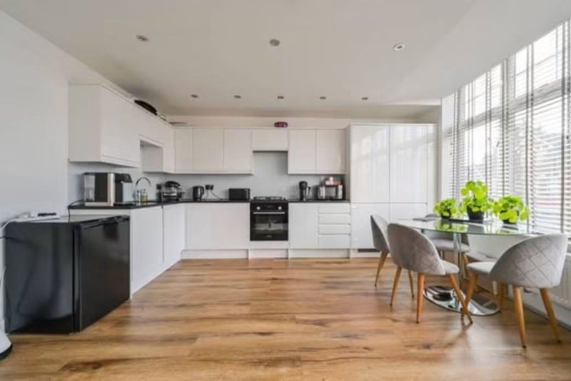 Flat Colney Hatch Lane in Greater London