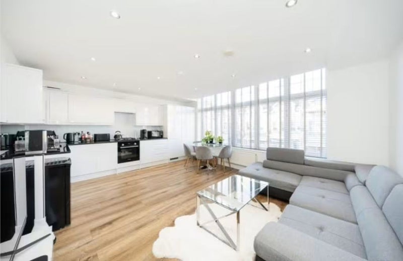 Flat Colney Hatch Lane in Greater London