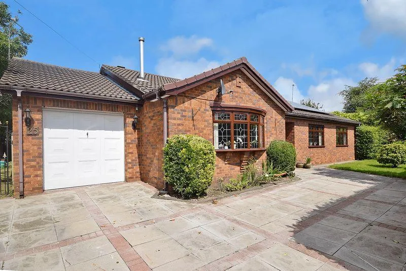 House Cronton Lane in Widnes