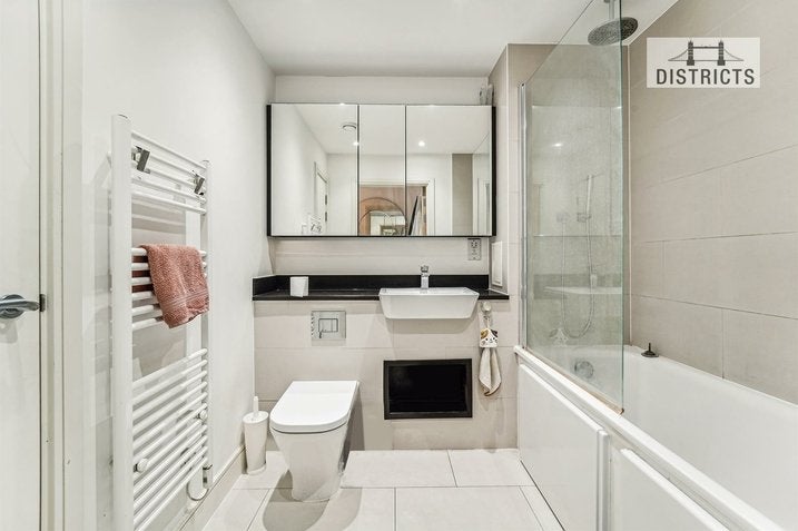 Flat Hannaford Walk in Greater London