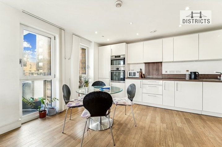 Flat Hannaford Walk in Greater London
