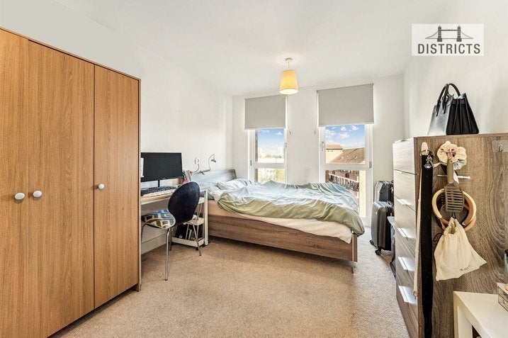 Flat Hannaford Walk in Greater London