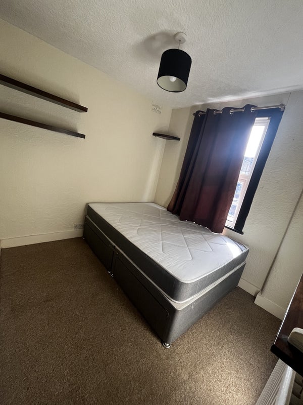 Room Park Road in Greater London