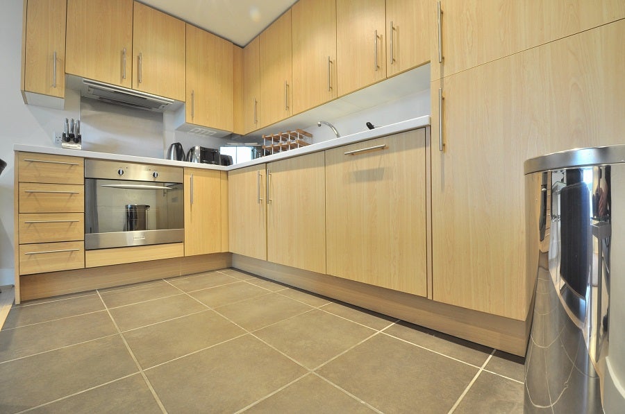 Flat Queenstown Road in Greater London